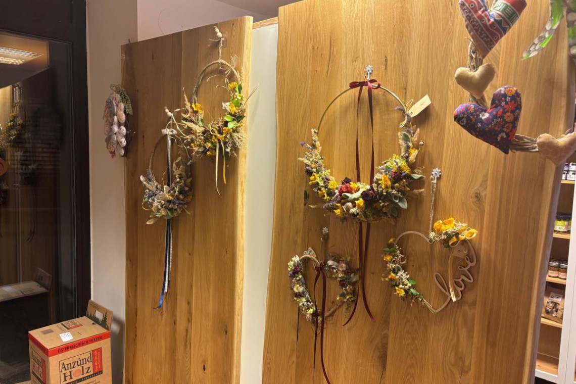 Mei G´schäft, Wand mit Blumenkränzen
