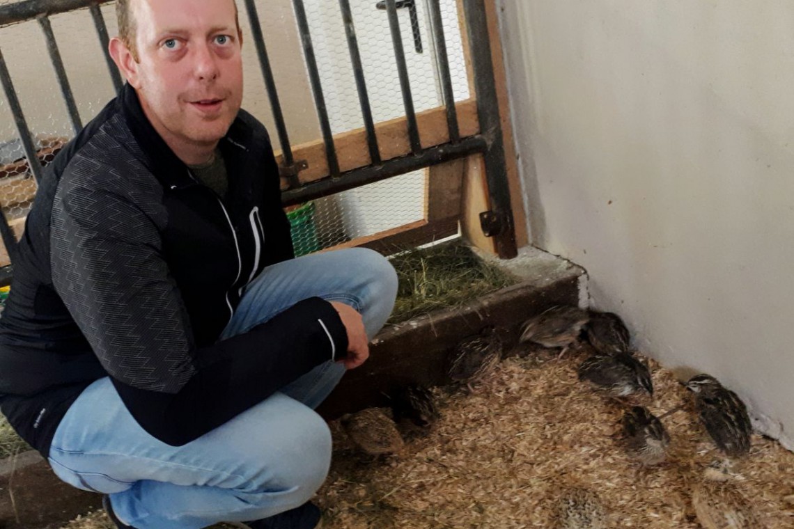 Berginghof, Herr Plank mit Wachteln im Stall