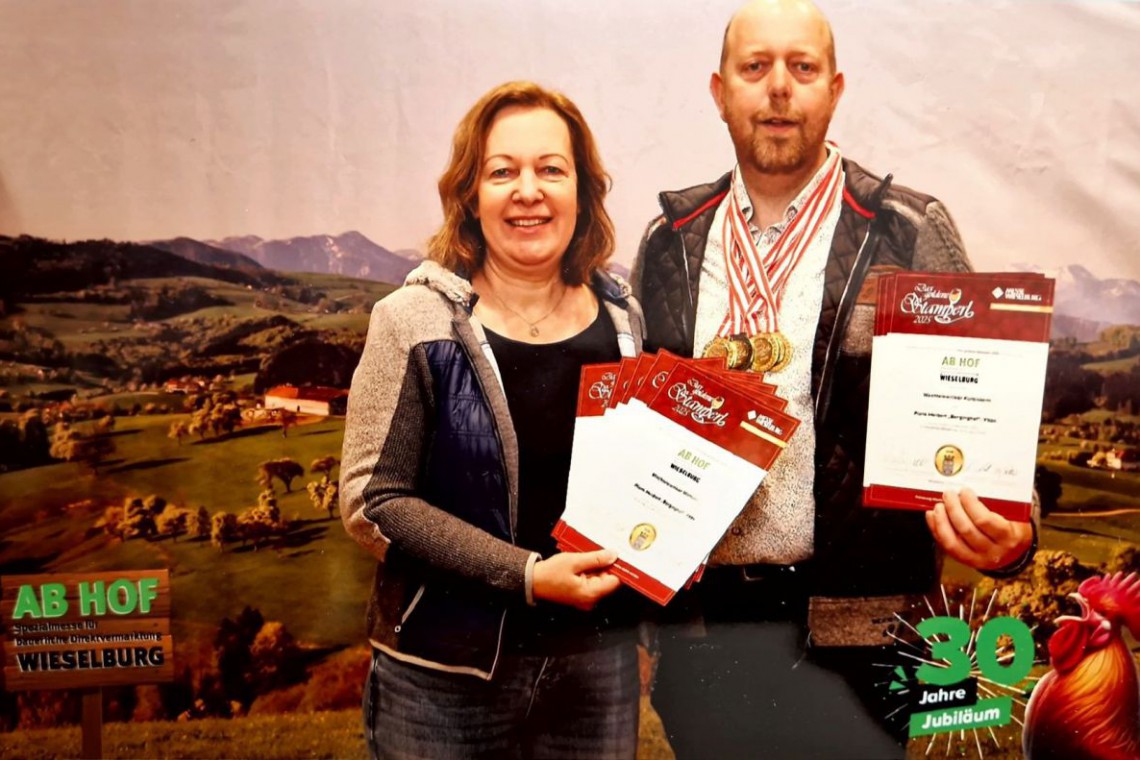 Berginghof, Frau und Herr Plank mit Medaille bei Ab Hof Messe