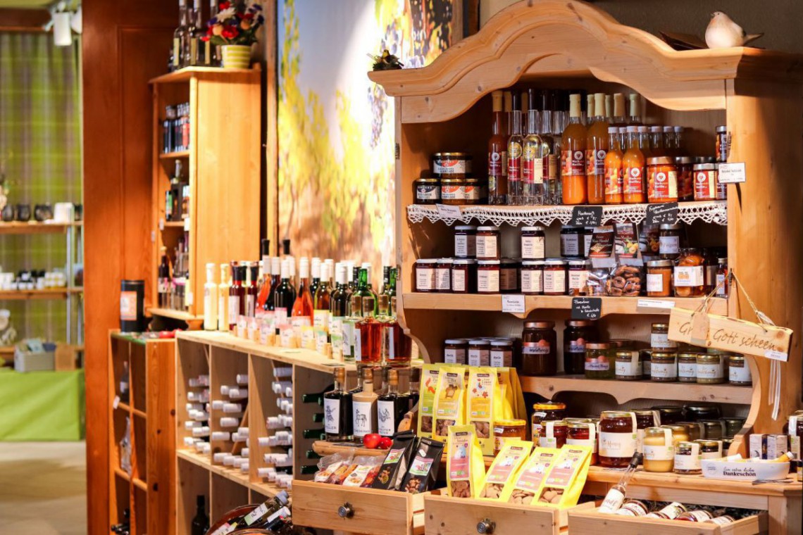 Käsehütte Maria Taferl Standort Oberegging, Regal mit Sortiment an eingelegeten Produkten