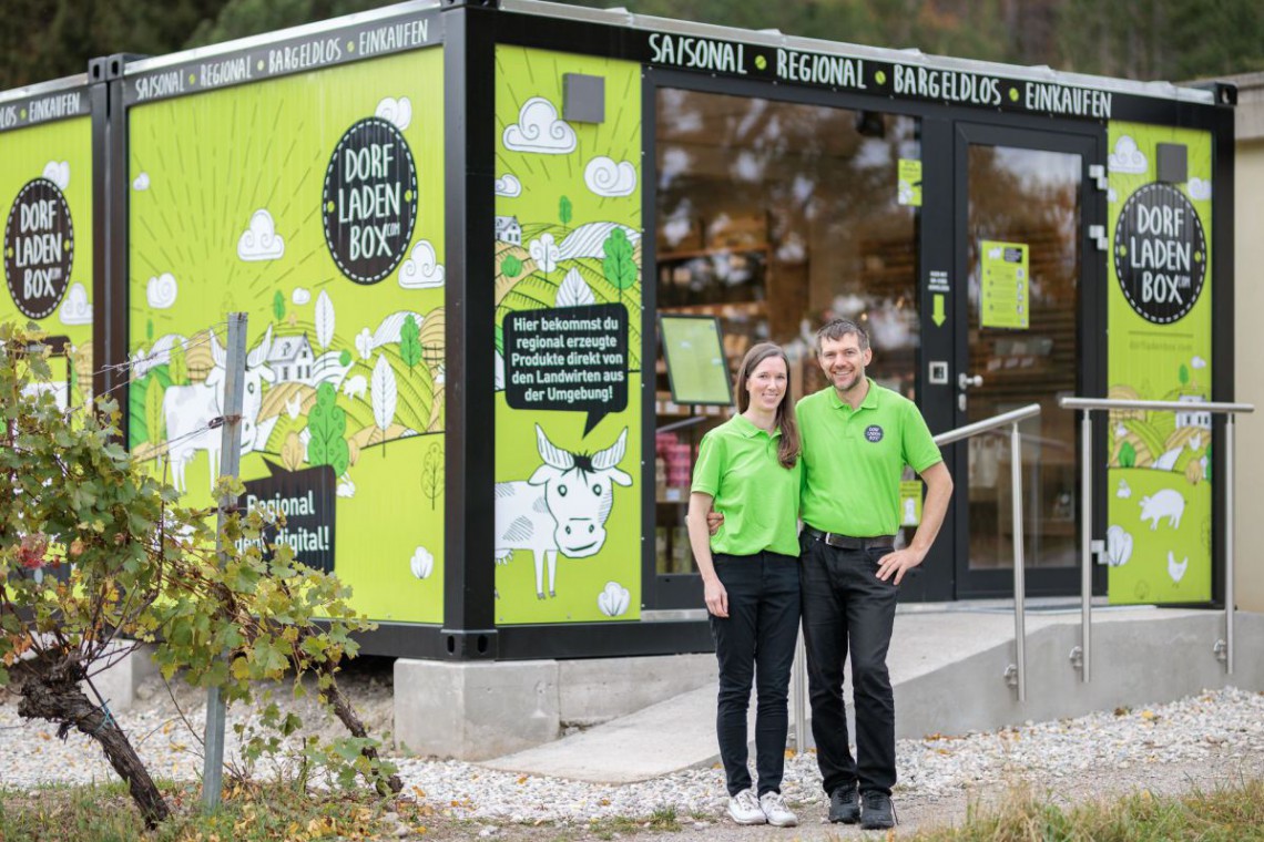 Besitzer vor der Dorfladenbox