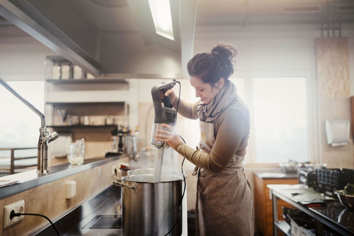 Go&szlig;er Kochtopf, Frau p&uuml;rier mit einem gro&szlig;en P&uuml;rierstab