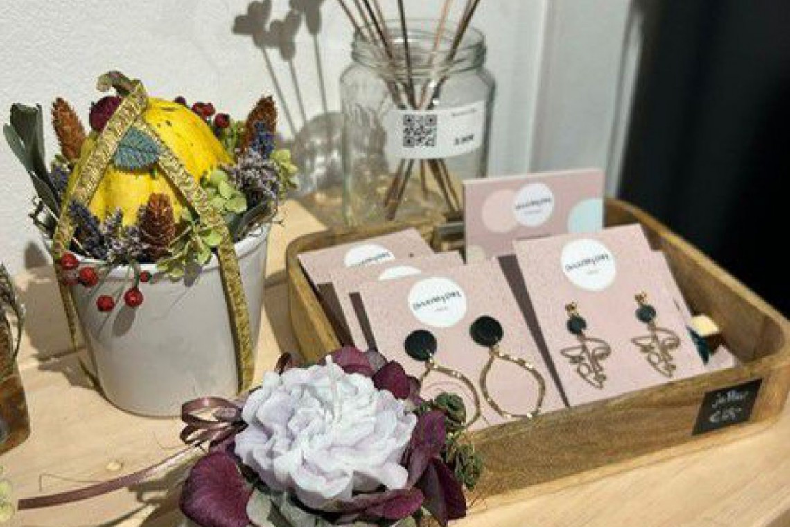 Dekoration wie Ohrringe usw.