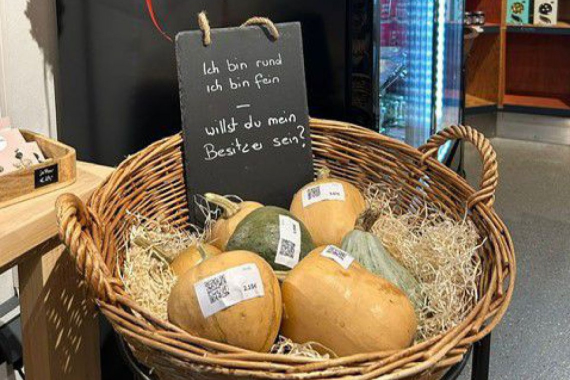 K&uuml;rbisse in eine Flechtkorb