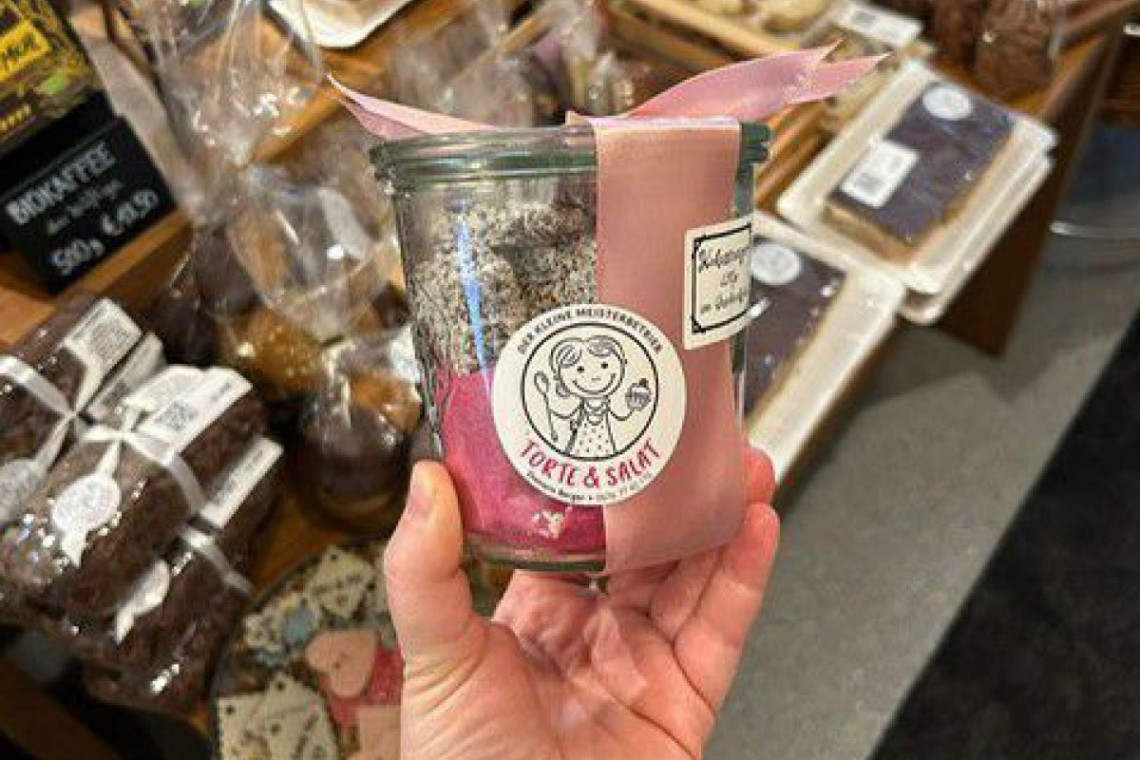 Einmachglas mit Kuchen im Glas