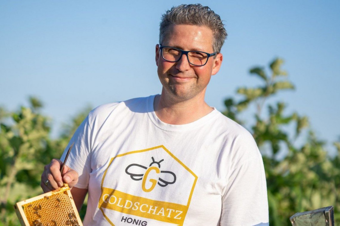 Andreas Steiner mit Honigwabe in der Hand