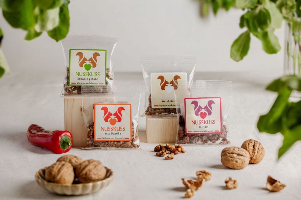 Nusskuss sind Nussvariationen mit Dirndl, Paprika, Weinbeisser und Schwein gehabt von Nussland aus Nieder&ouml;sterreich.