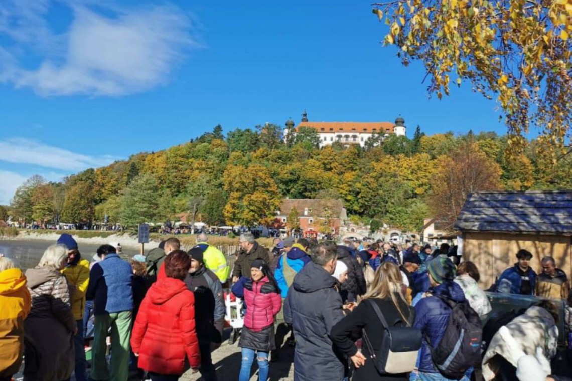 Menschenmengen am Teich