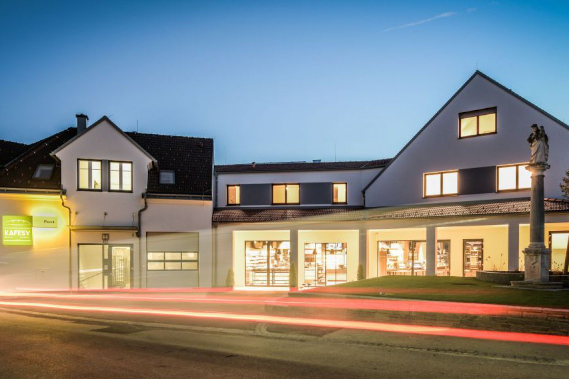 Gesch&auml;ftslokal im dunkeln sch&ouml;n beleuchtet