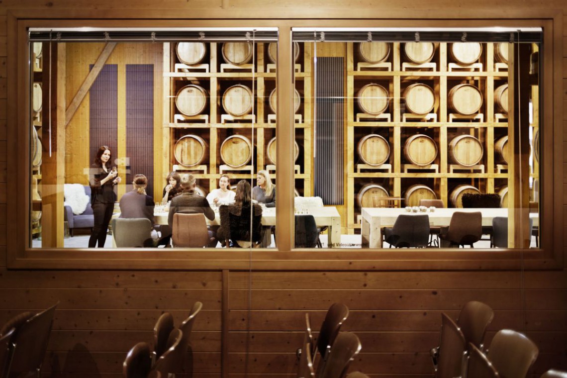 Whisky Verkostung, Wand mit Whiskyf&auml;sser