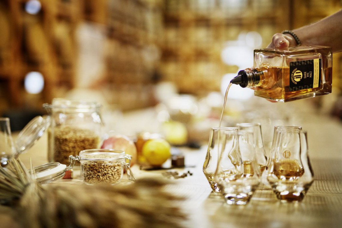 Whisky wir in ein Whiskyglas eingeschenkt