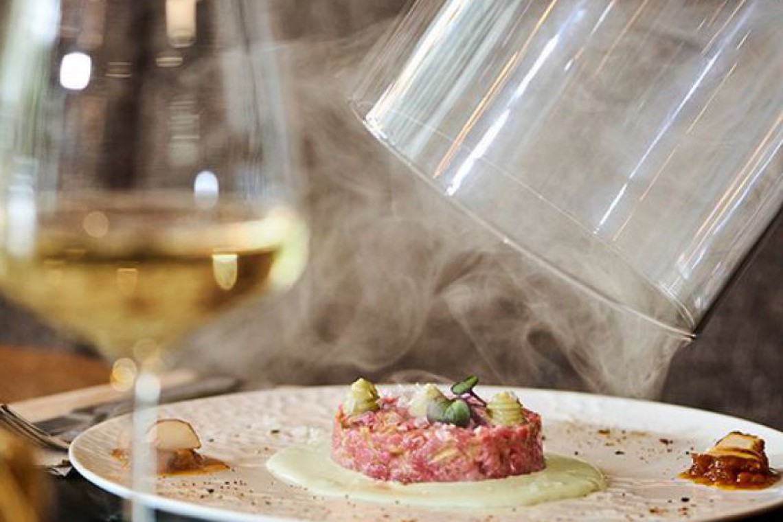 Beef Tartar sch&ouml;n angerichtet, rauch