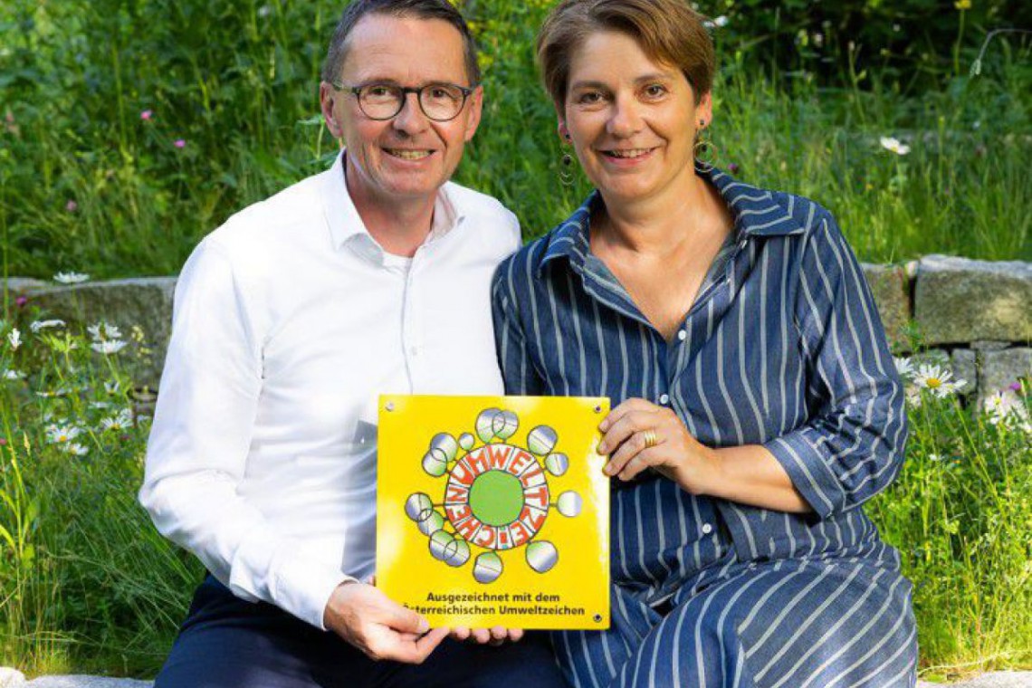 Herr und Frau Loichtl mit Tafel in der Hand
