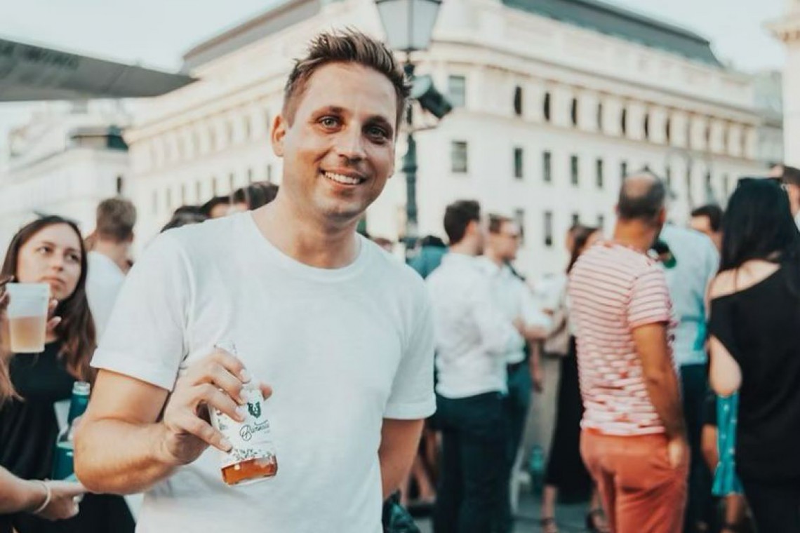 Christoph Zein mit einer Flasche B&auml;rnstein in der Hand