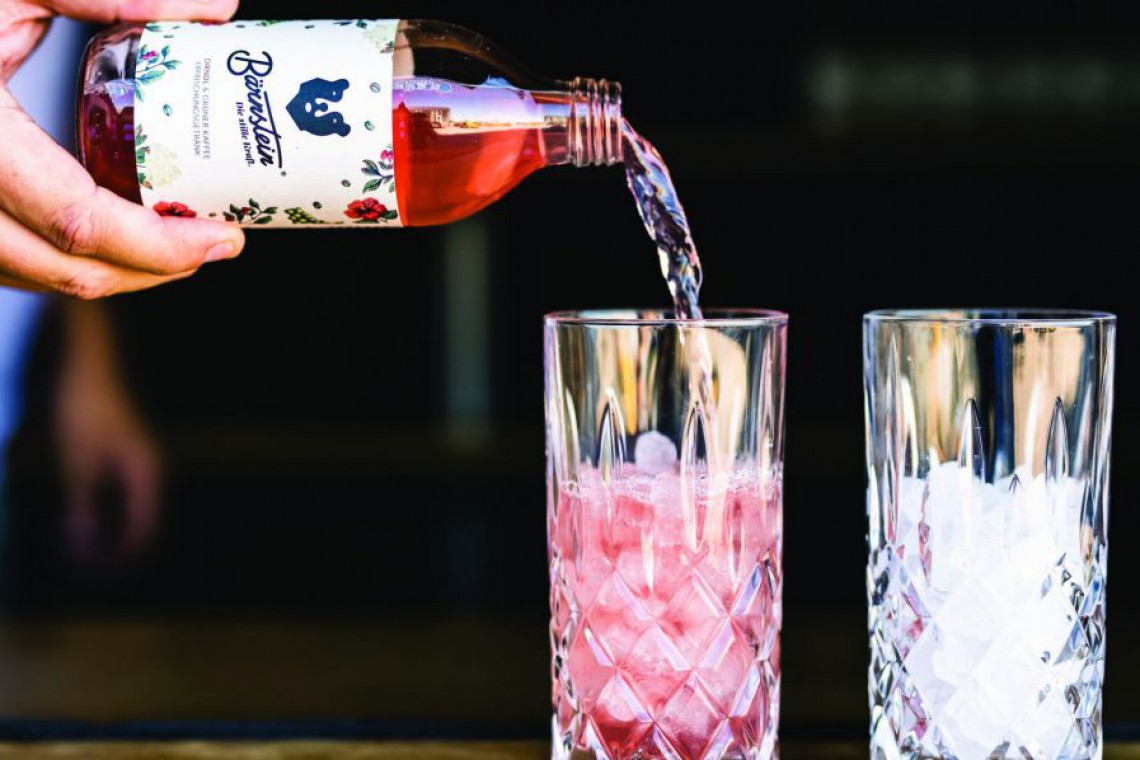 B&auml;rnstein wird in ein Glas eingeschenkt