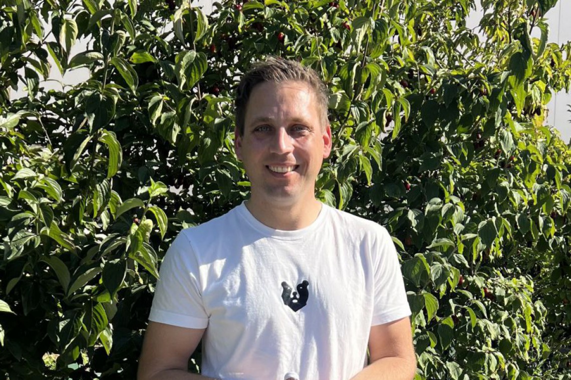 Christoph Zein mit B&auml;rnsteinflasche in der Hand
