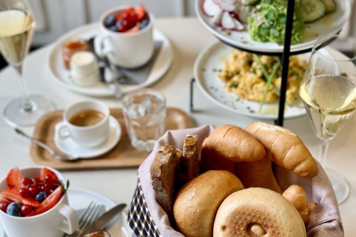 Fr&uuml;hst&uuml;cksbuffet mit Geb&auml;ck, Kaffee, Schinken, K&auml;se usw.