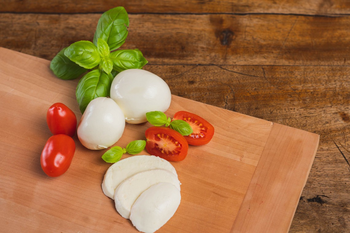 Mozarella mit Tomaten und Basilikum