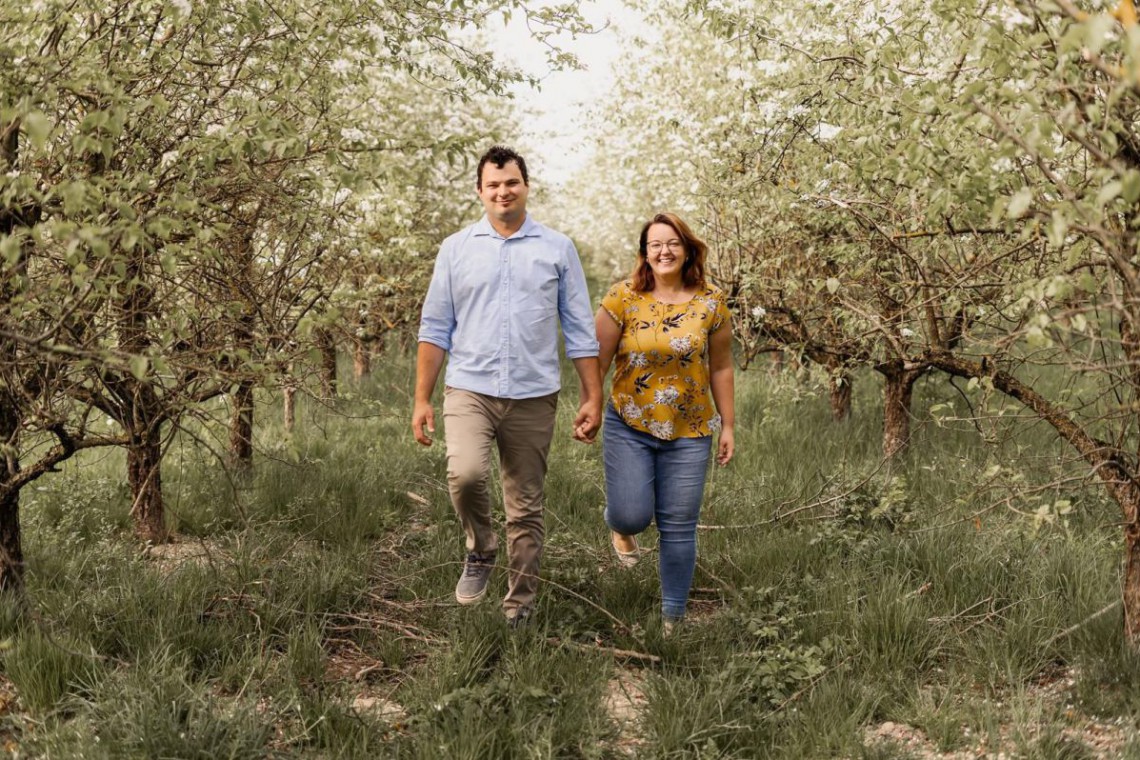 Mathias und Nicole Frosch gehe zwischen Obstb&auml;ume spazieren