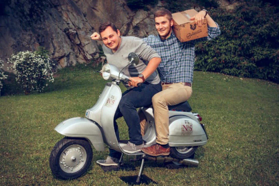 Bärnstein Teamfoto auf Moped