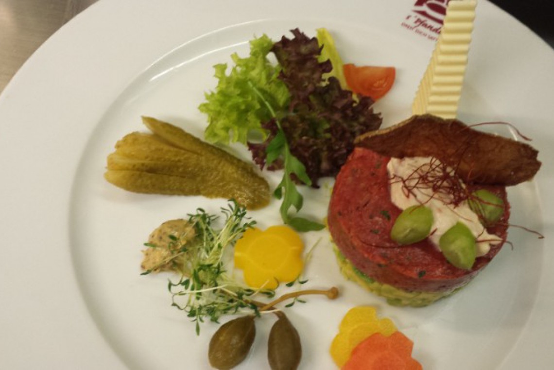 Beef Tartare auf Avocadosalpikon