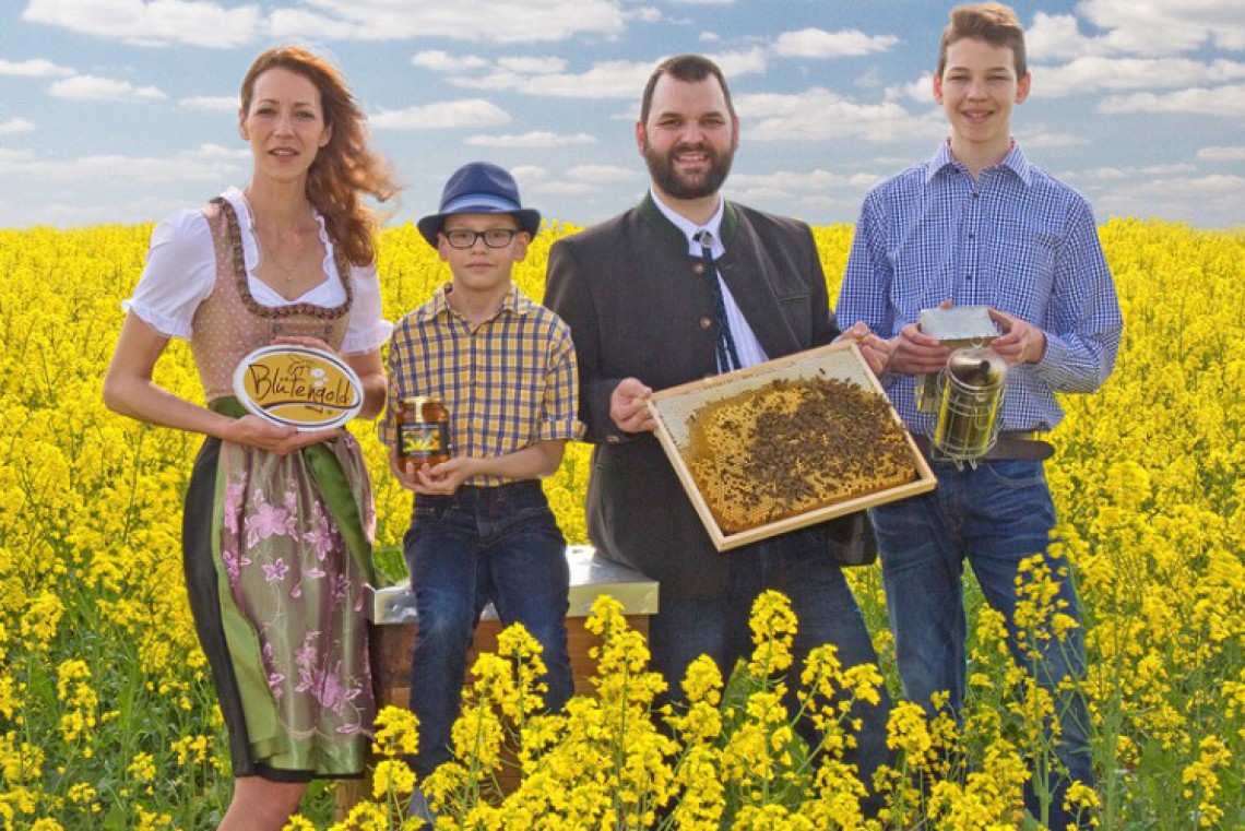 Familie Obendorfer im Rapsfeld