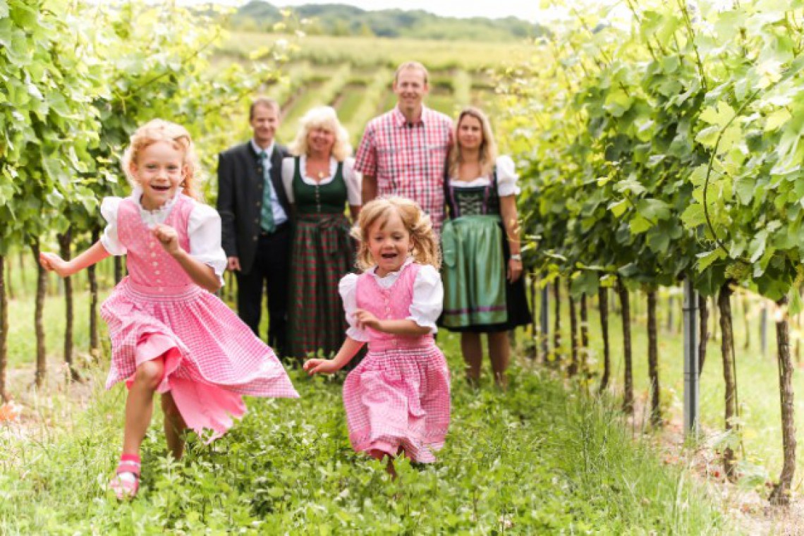 Familie Schwarzl im Weingarten