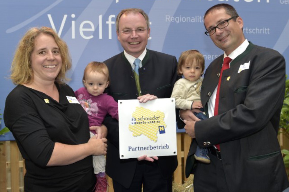 10 Jahre so schmeckt Nö Weingut Schneider mit LH Stv. Stephan Pernkopf