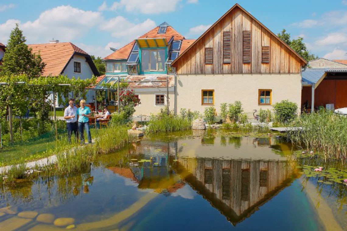 Winzerhaus Hans Schöller mit Teich