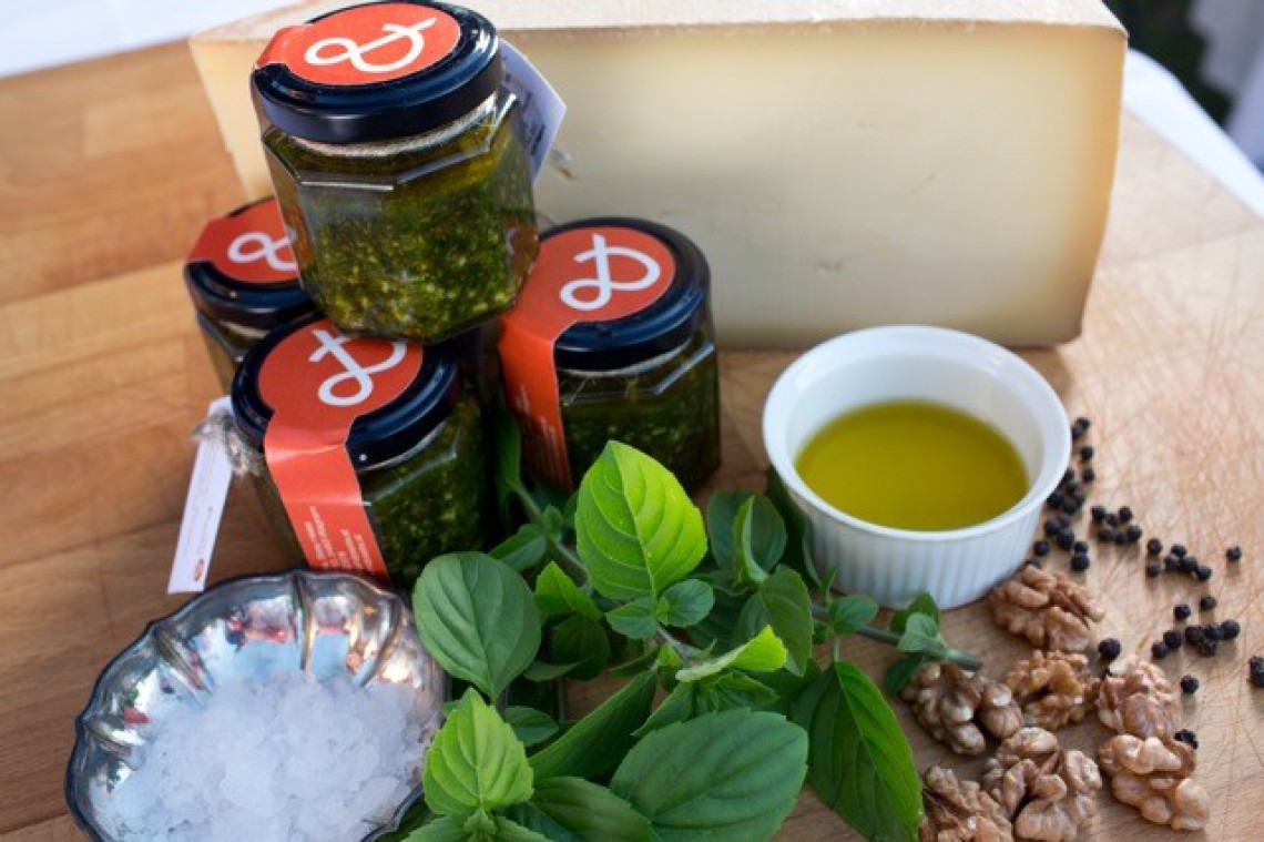 Heiss Pesto mit Salz, Kräutern, Ölen, Nüsse und Gewürze