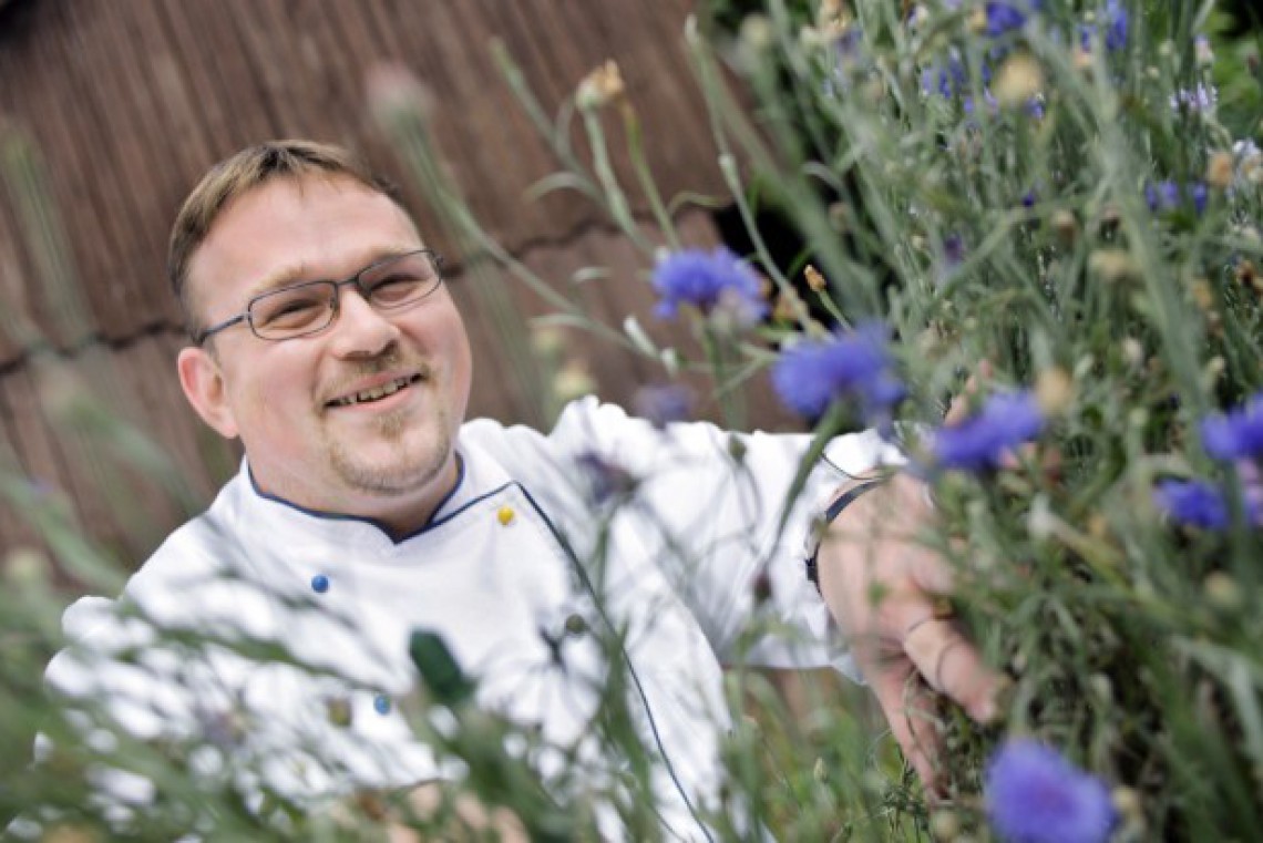 Bsteh Markus im Kräutergarten