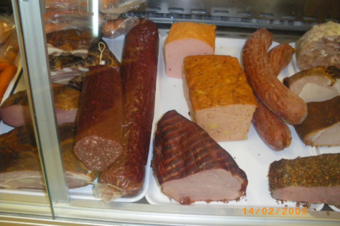 Wurst, Fleisch in Kühlvitrine 