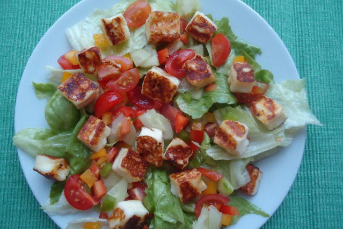 Bratk&#228;sew&#252;rfel mit Salat