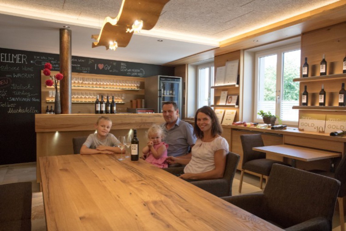 Weingut Hellmer Kostraum und Familie