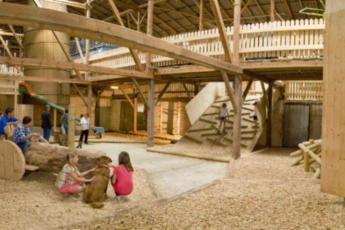 Biobauernhof Hipp-Bruckner Kinderspielplatz innen