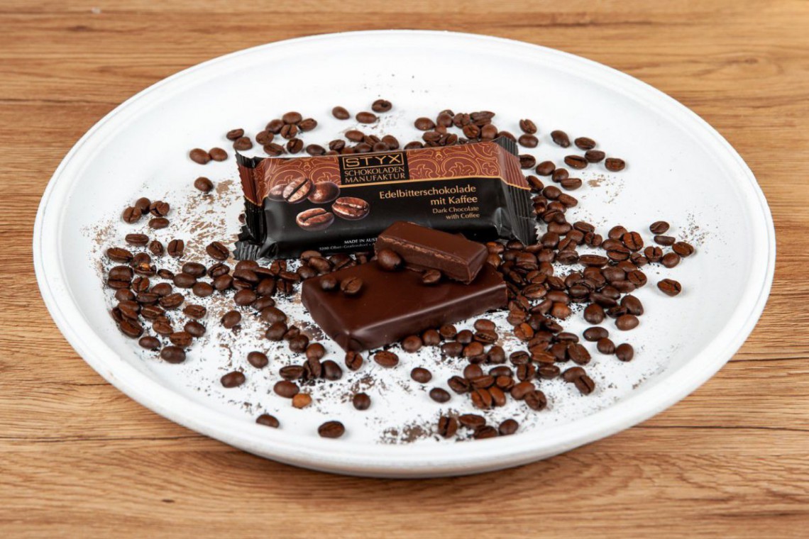 Teller mit Schokolade und Kaffeebohnen