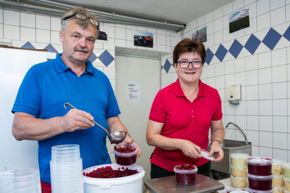 Hell's Salate und Sauerkraut Gerlinde und Rudofl Hell beim Abfüllen