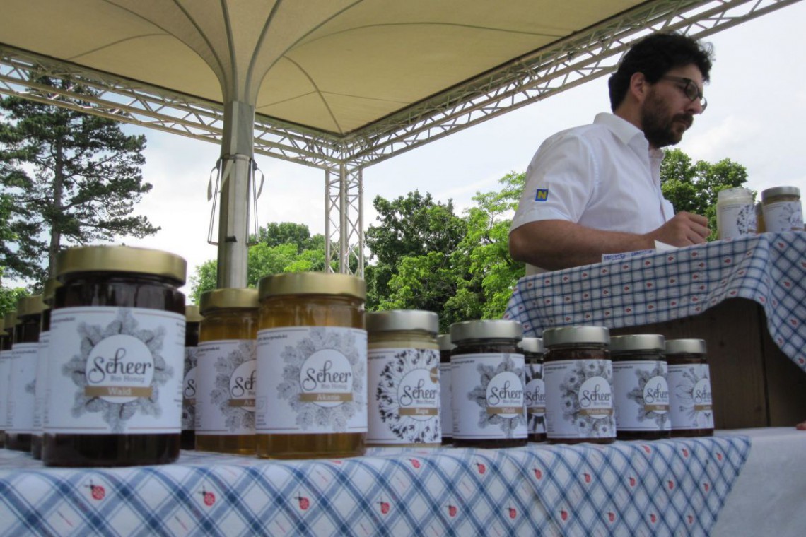 Herr Scheer verkauft seinen Biohonig beim Natur im Garten Fest. 