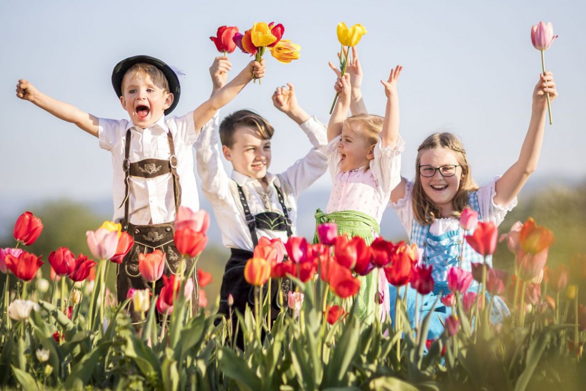 Hauer Hauersdorf Kinder im Blumenfeld