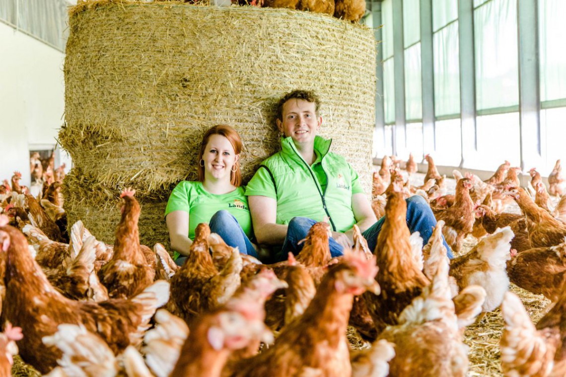 Stefan und Cornelia Schuh im Hühnerstall