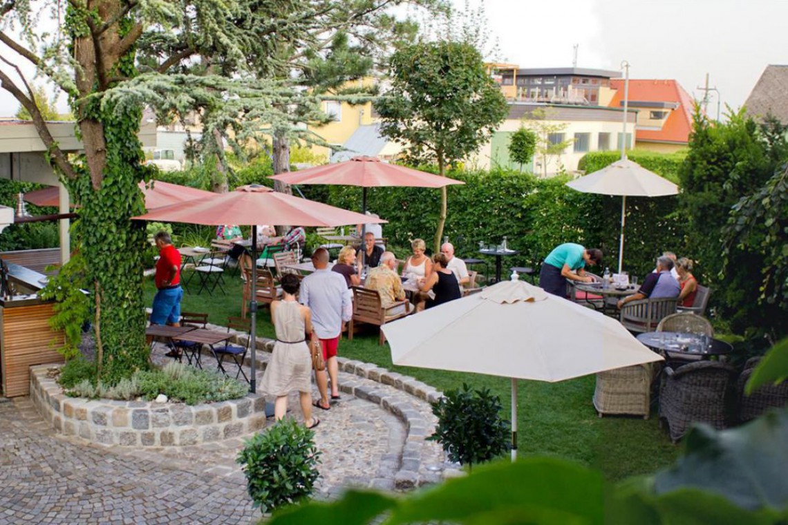 BioWeingut Plos Heuriger Garten