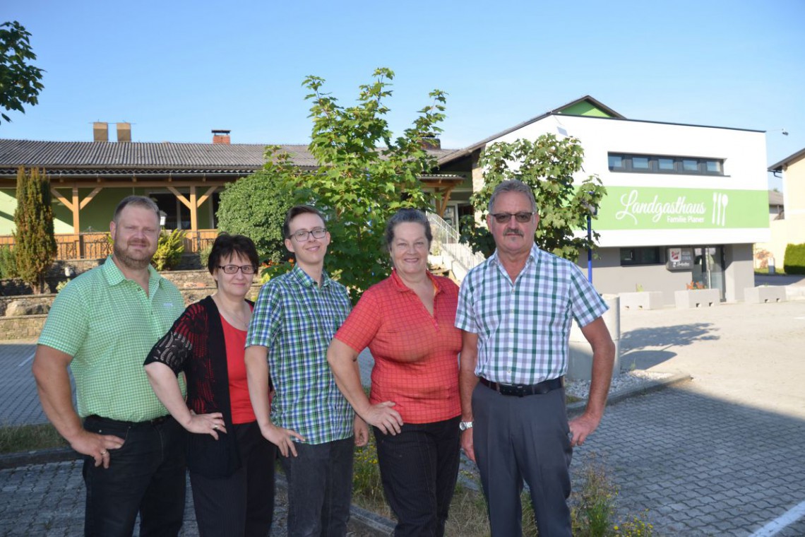 Landgasthof Planer Patrick, Hannelore, Maximilian und die Seniors Rosa und Herbert Planer