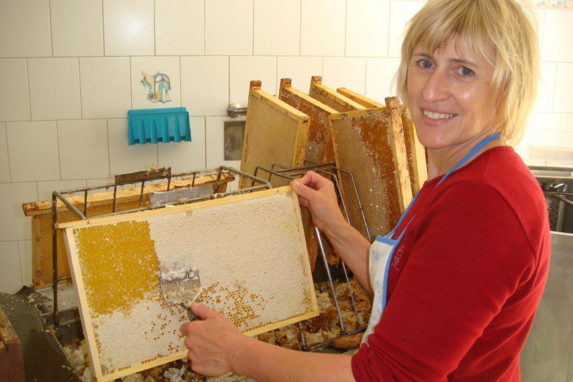Bio Imkerei Kirschner Fr. Kirschner beim Honig ernten