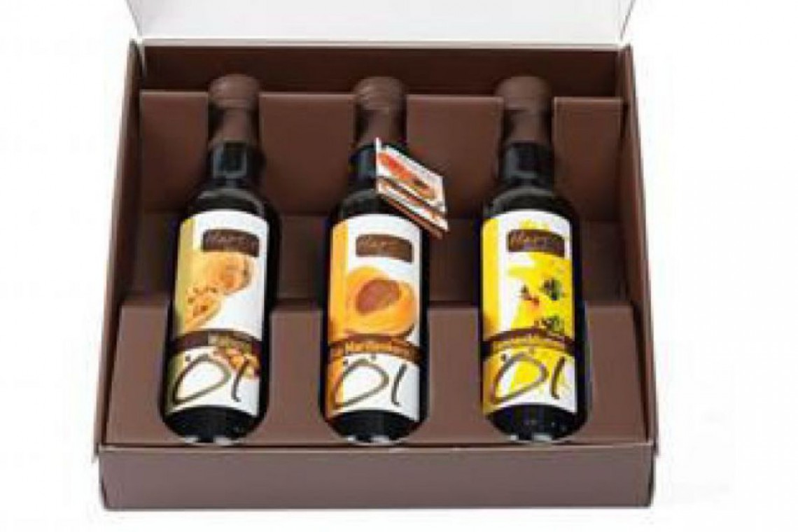 Geschenkbox gefüllt mit regionalen Köstlichkeiten