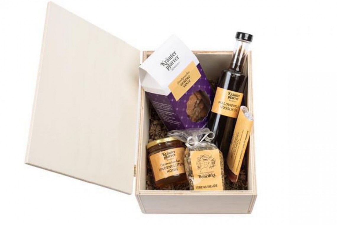 Geschenkbox gefüllt mit regionalen Köstlichkeiten