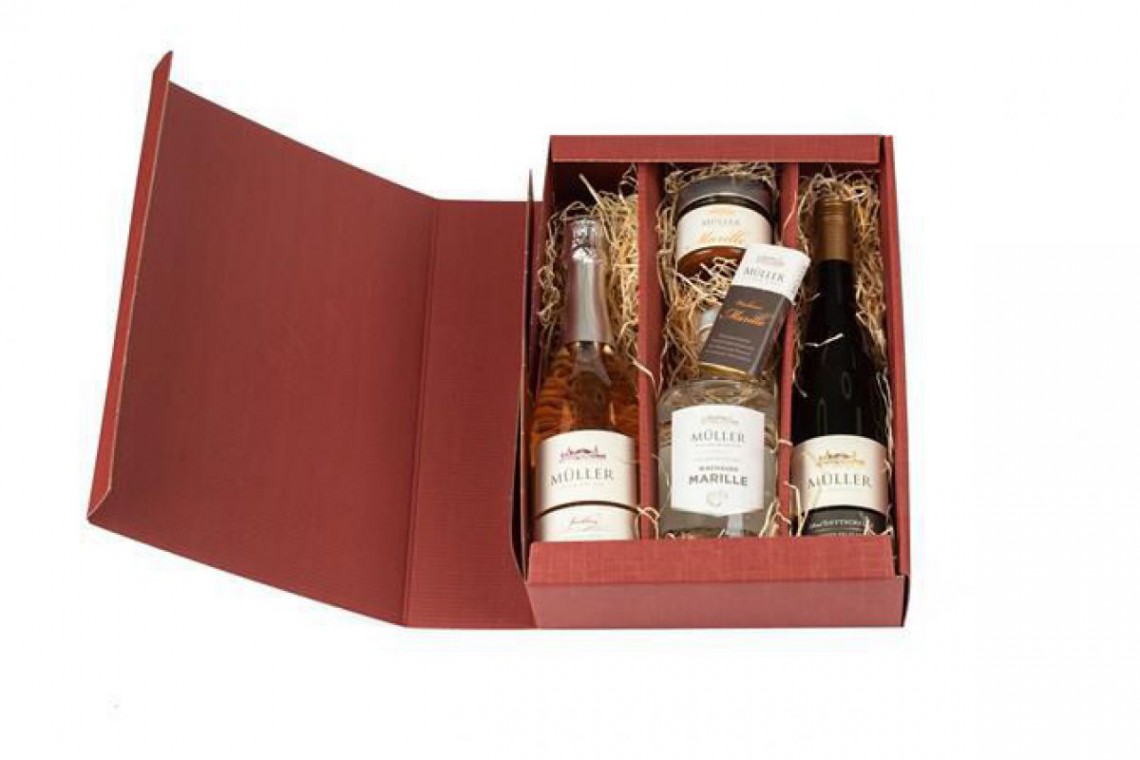 Geschenkbox gefüllt mit regionalen Köstlichkeiten