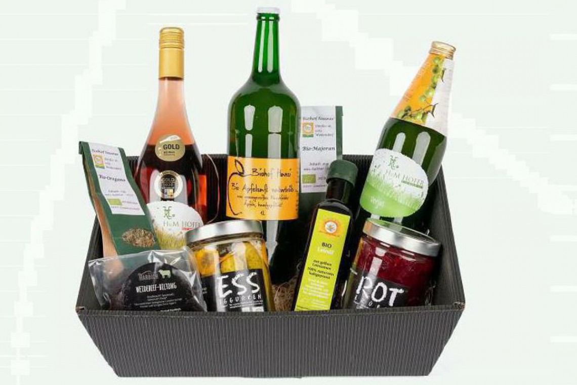 Geschenkbox gefüllt mit regionalen Köstlichkeiten