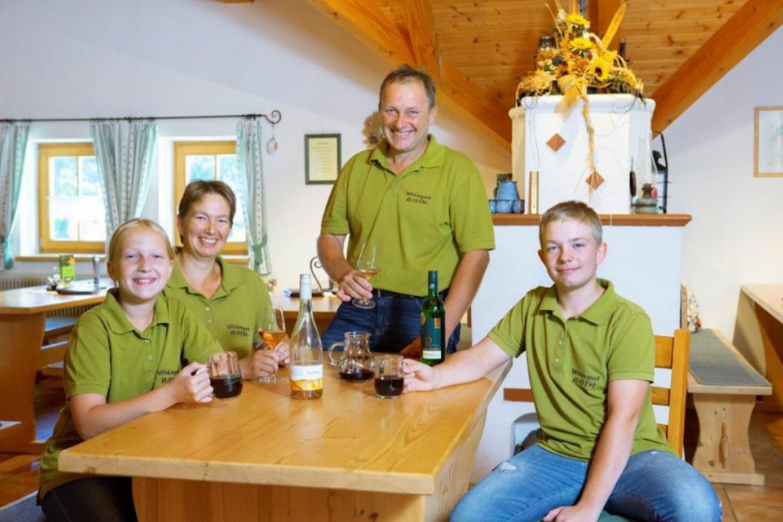 Familie Raith im Heurigenlokal