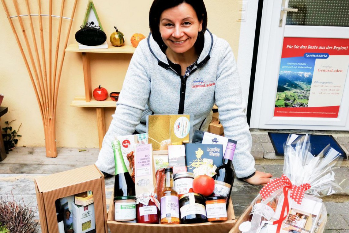 Frederike Schneider mit Geschenkskörben