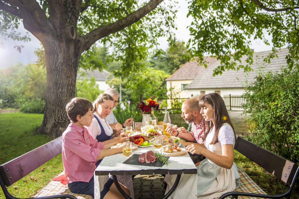 Dammererhof: Familie Dammerer bei Tisch